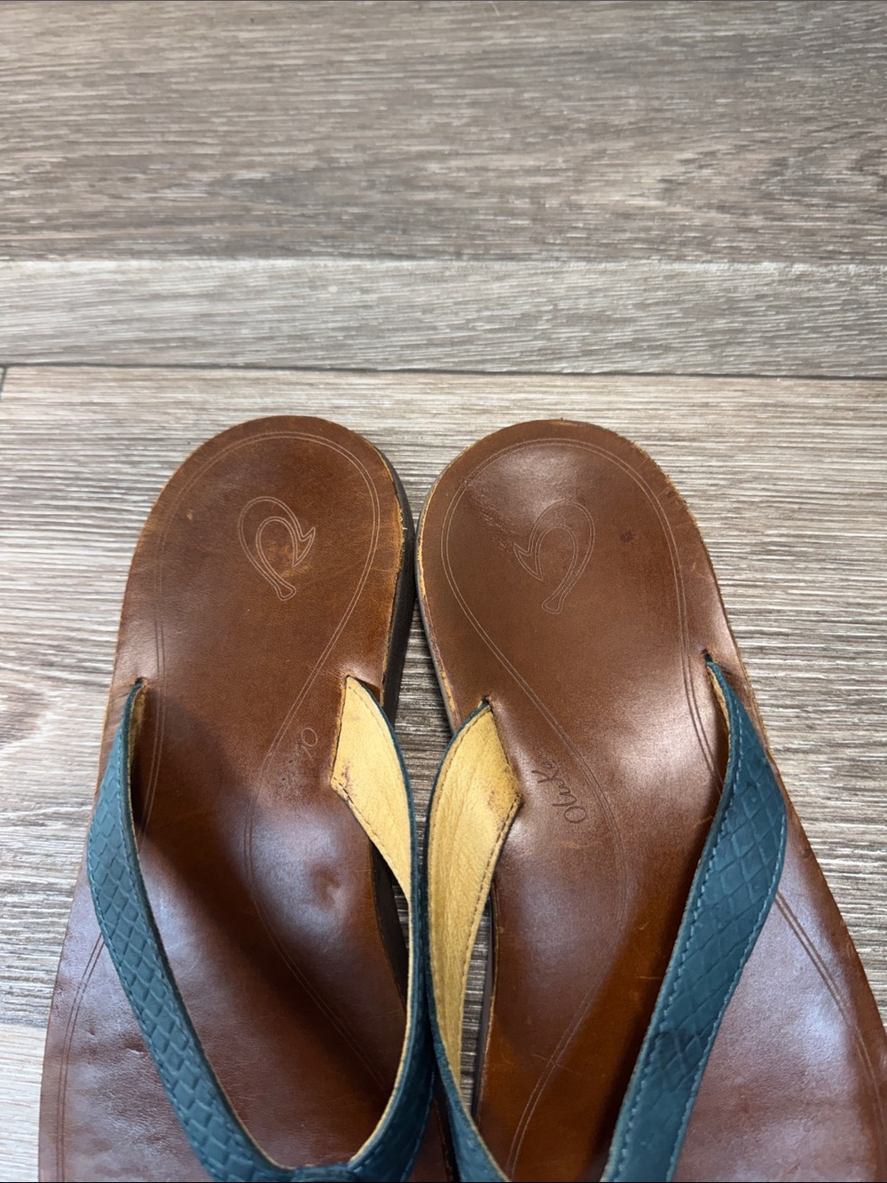OluKai Brown Leather Flip Sandals with Teal Strap Sz 9 (h60) - Picture 2 of 6